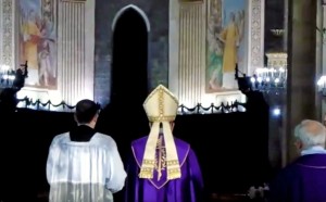Arcivescovo apre la Porta Centrale della Cattedrale di Catania