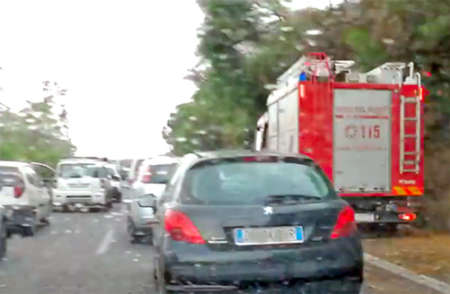 Forte vento in Sicilia: albero sul tir blocca la A18