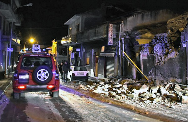 Etna, notte di paura, crolli e 28 feriti