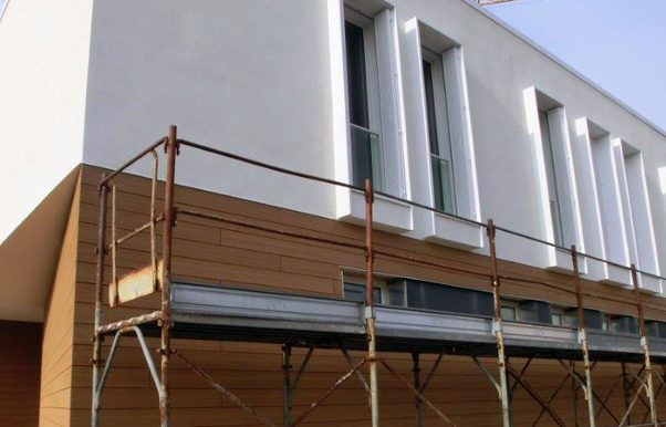 Lavorava sul balcone, muratore cade e muore