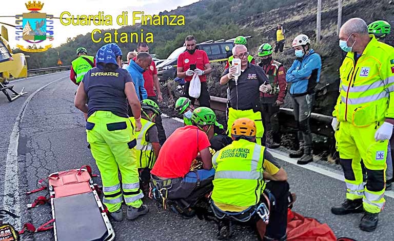 Etna, turista precipita nella grotta turista salvato