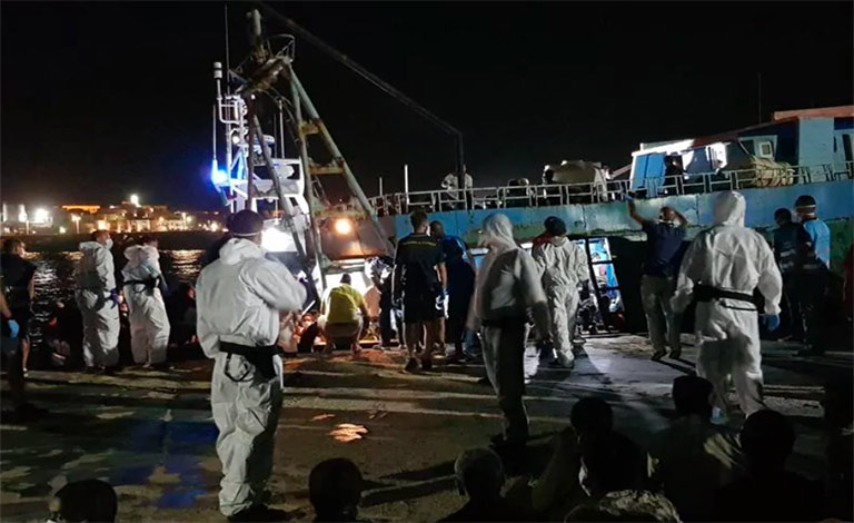 Lampedusa, arrivano altri 450 migranti