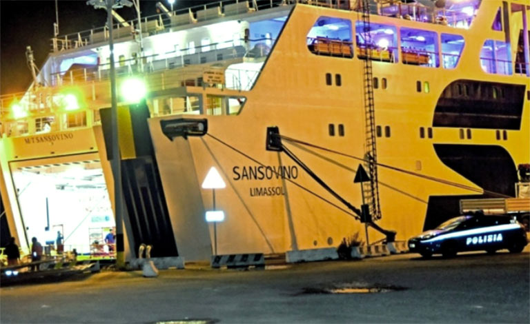 Linosa, traghetto perde portellone posteriore