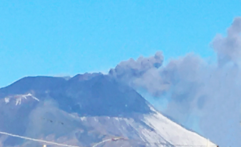 Etna in attività espelle cenere lavica