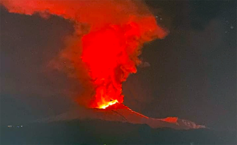 Etna regala uno spettacolo nella notte