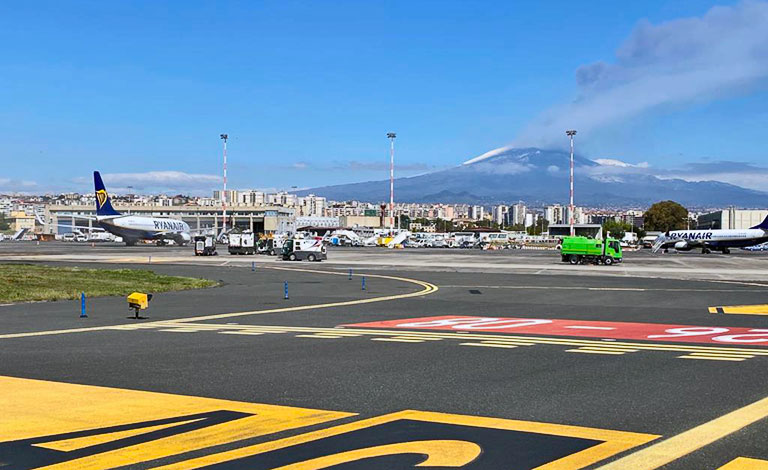 Etna incendia la notte e offre spettacolo