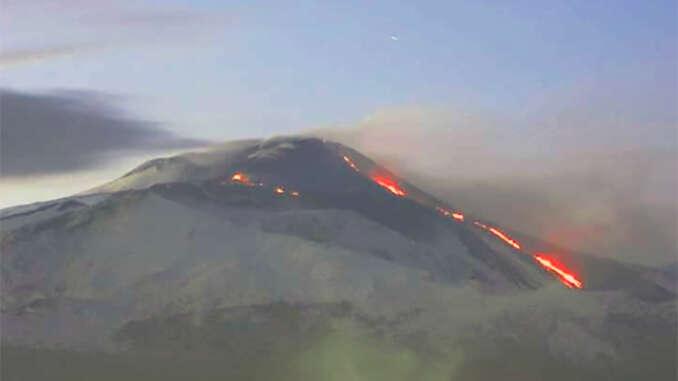 Etna si fa ancora notare con parossismi e sbuffi di cenere