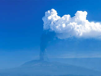 Etna erutta ancora lava e cenere, aeroporto chiuso