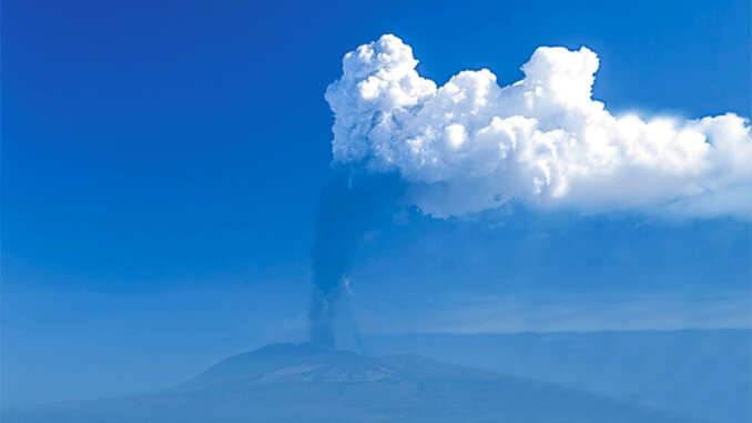 Etna erutta ancora lava e cenere, aeroporto chiuso