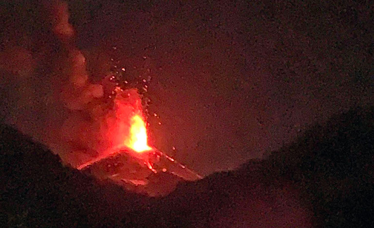 Etna incendia la notte e offre spettacolo