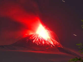 Etna incendia la notte e offre spettacolo