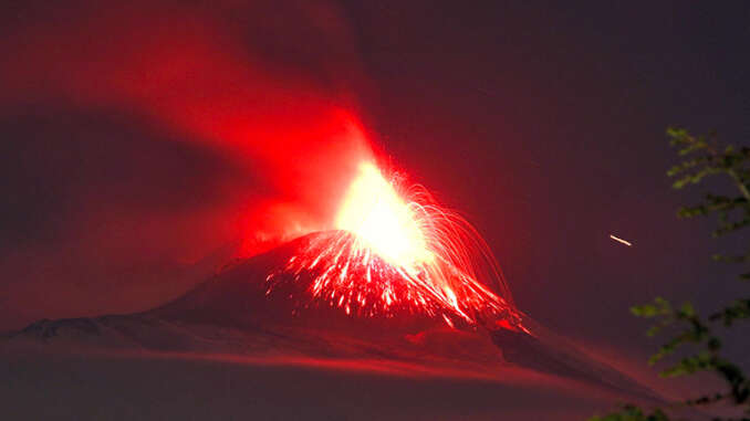 Etna incendia la notte e offre spettacolo