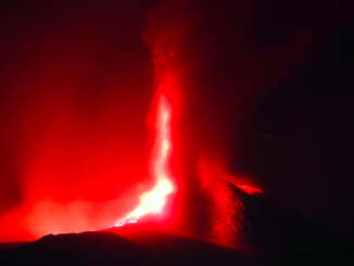Etna, terza fase parossistica con notte infuocata