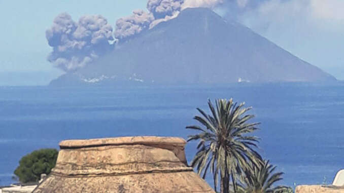 Stromboli, continua lo spettacolo del vulcano - video