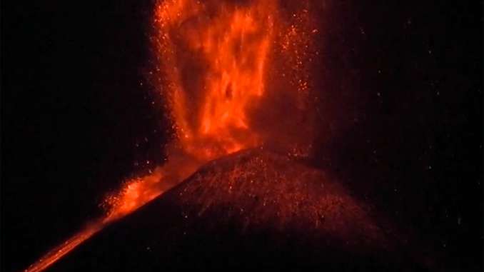 Etna, fontane di fuoco e altissima nube lavica