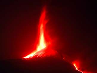 Etna, fontane di lava con cenere e lapilli