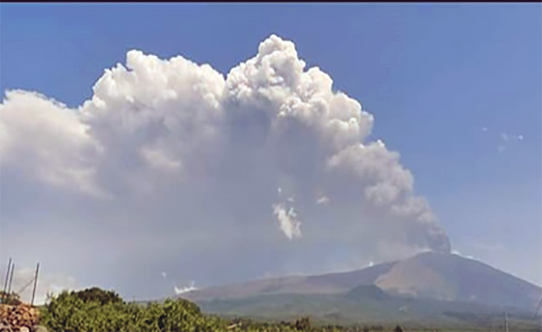 Etna in eruzione, Taormina ammantata dalla cenere