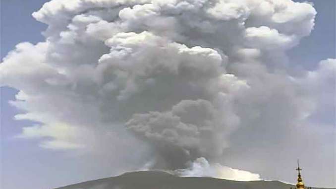 Etna in eruzione, Taormina ammantata dalla cenere