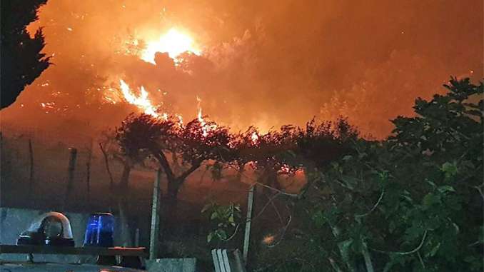 Incendi a Piana degli Albanesi, rischio abitazioni