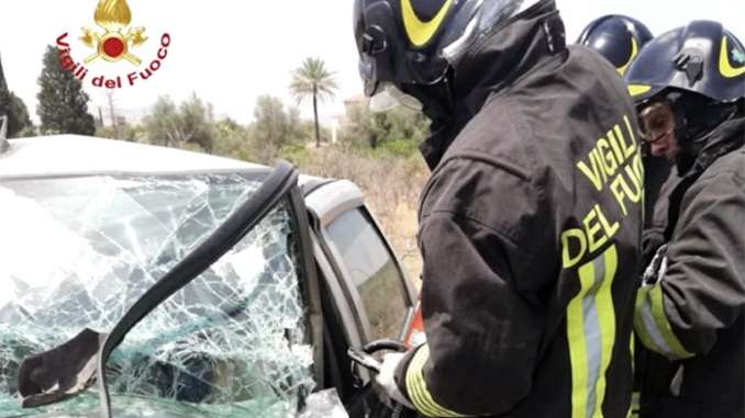 Impatto violento tra auto a Ramacca, un morto