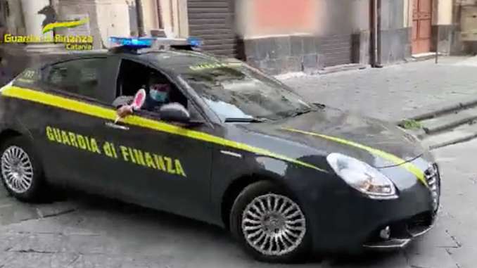 Fallimento per favorire il clan Pillera, tre arresti