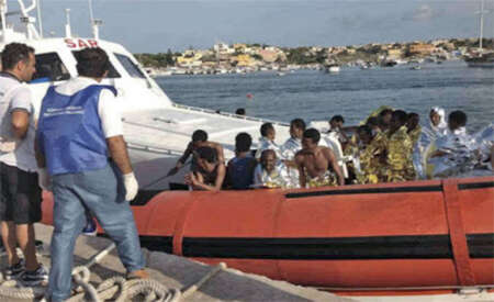 Bimba 4 anni sola sul barcone a Lampedusa